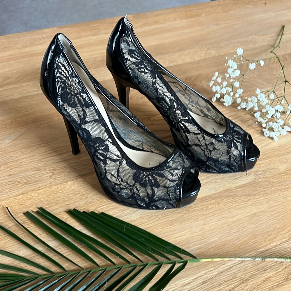GUESS size 7 women’s lace top high heels, black